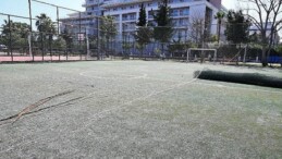 Günübirlik alandaki halı saha yenileniyor