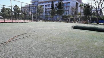 Günübirlik alandaki halı saha yenileniyor