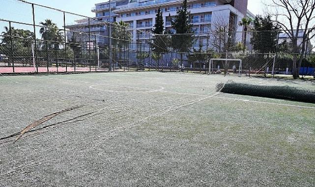 Günübirlik alandaki halı saha yenileniyor