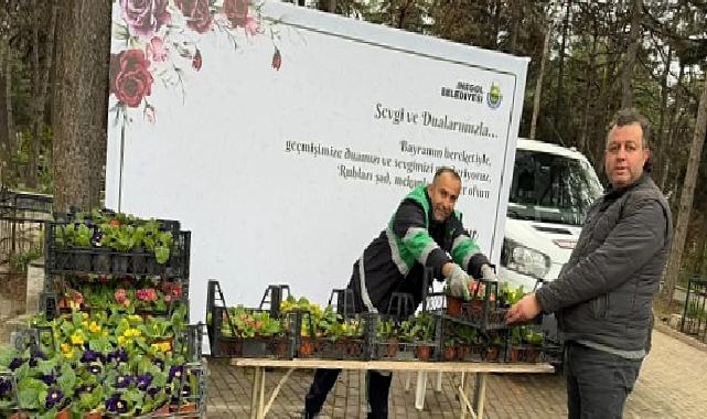 İnegöl’de Bayram Öncesi Mezarlıklar Çiçek Bahçesine Büründü