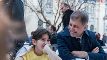 İzmir Büyükşehir Belediyesi’nin iftar sofrası Kemeraltı’nda kuruldu