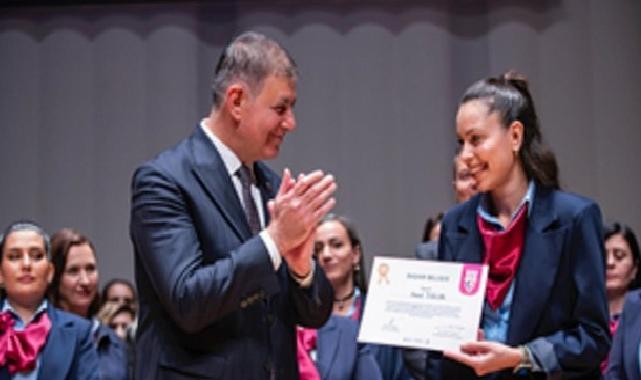 İzmir’in bayanlarıyla tam yol ileri
