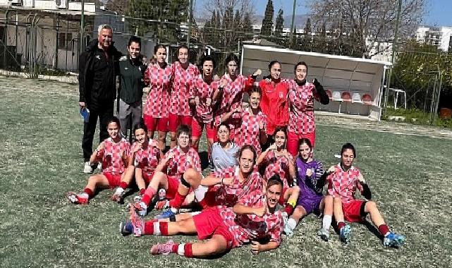 Konak’ın kızları küme liderliğini bırakmadı