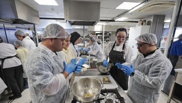 Konak’ın pak kalpli şeflerinden down sendromuna ‘tatlı’ farkındalık