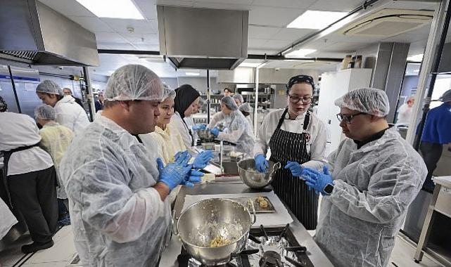 Konak’ın pak kalpli şeflerinden down sendromuna ‘tatlı’ farkındalık