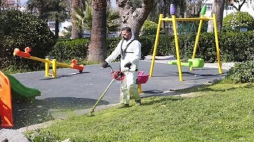 Konak’ın parkları bayramda çiçek üzere