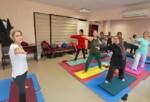Konak’tan İleri Yaş’a sağlıklı mola: Yoga kursuyla zinde kalıyorlar