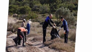 Lastikler, Naylon Atıklar ve Cam Şişeler Etraf Gönüllüleri Tarafından Titizlikle Toplandı.
