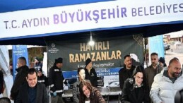 Lider Çerçioğlu Atatürk Kent Meydanı’nda kurulan iftar sofrasında vatandaşlarla bir ortaya geldi