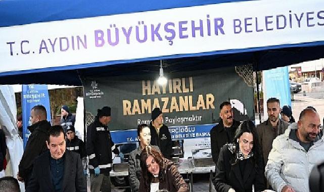 Lider Çerçioğlu Atatürk Kent Meydanı’nda kurulan iftar sofrasında vatandaşlarla bir ortaya geldi