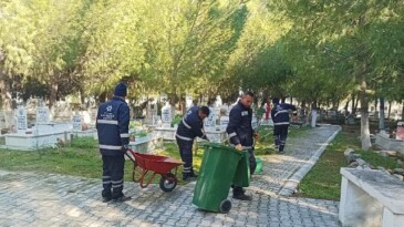 Lider Çerçioğlu’ndan Mezarlıklarda Ramazan Bayramı Öncesi Paklık Çalışması