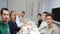 Lider Ertaş üniversite öğrencilerinin iftar sofrasına konuk oldu