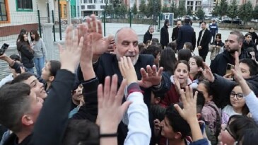 Lider Sandıkçı’ya Sevgi Seli: Öğrencilerin İftar Sevincine Ortak Oldu 