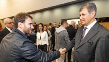 Lider Tugay Büyükşehir Belediyesi işçisiyle bayramlaştı