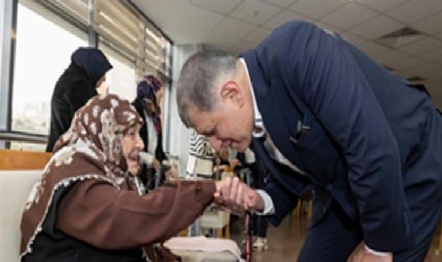 Lider Tugay huzurevi sakinleriyle bayramlaştı