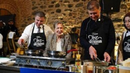 Lider Tugay Tire’de önlük giydi, mutfağa girdi, yemek yaptı