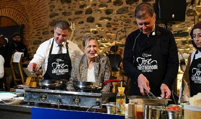 Lider Tugay Tire’de önlük giydi, mutfağa girdi, yemek yaptı