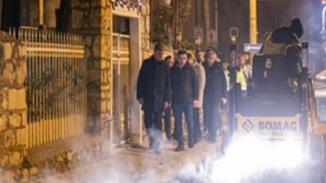 Lider Tugay yol işçileriyle gece mesaisinde buluştu