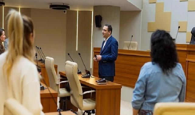 Lider Yiğit, Yeni Evlenen Çiftlere Dayanak Kartlarını Teslim Etti