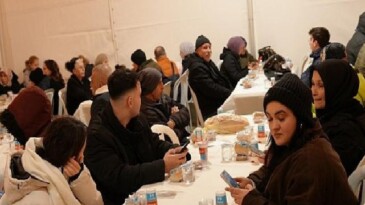 Maltepeliler iftar sofrasında oruçlarını açtı