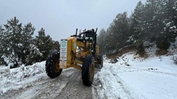 Manisa Büyükşehir Belediyesinden Spil Dağı’nda Kar Mesaisi