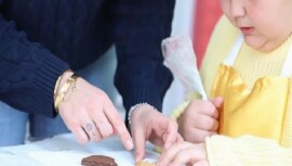 Menderes’in Manisiz Konutu’nda Kurabiye Aktifliği