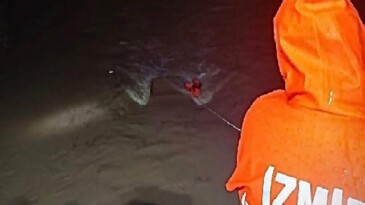 Menderes’te araç dereye uçtu, İzmir İtfaiyesi seferber oldu