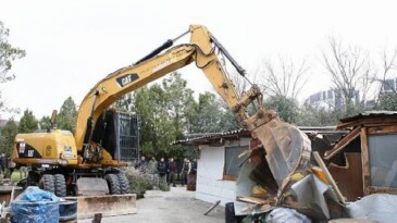 Nilüfer’de kaçak barakalar yıkıldı