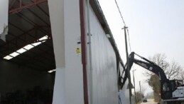 Nilüfer’de tarım alanındaki 900 metrekarelik kaçak yapı yıkıldı