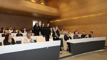 Nilüfer’in genç atletleri muvaffakiyetlerini belediye meclisinde paylaştı