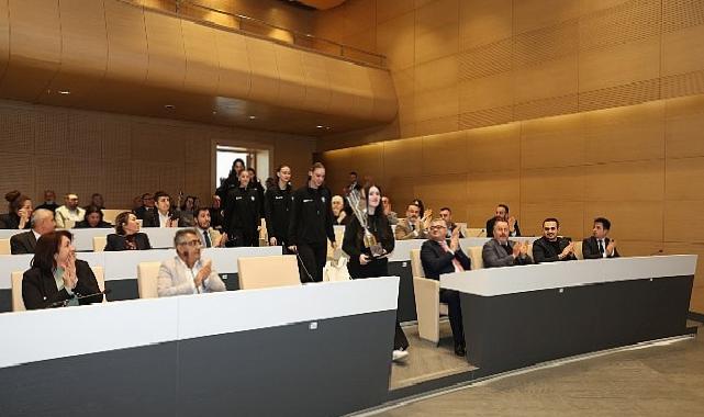 Nilüfer’in genç atletleri muvaffakiyetlerini belediye meclisinde paylaştı