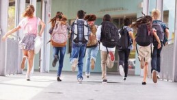 Okullar tatilde çocuklar sohbette