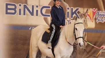 Orta tatilde 230 çocuk binicilikle tanıştı