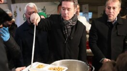 Osmangazi Belediyesi’nin İftar Sofrasında Yüzlerce Kişi Bir Ortaya Geldi