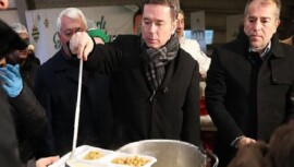 Osmangazi Belediyesi’nin İftar Sofrasında Yüzlerce Kişi Bir Ortaya Geldi