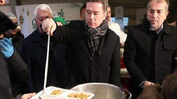 Osmangazi Belediyesi’nin İftar Sofrasında Yüzlerce Kişi Bir Ortaya Geldi