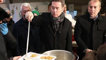 Osmangazi Belediyesi’nin İftar Sofrasında Yüzlerce Kişi Bir Ortaya Geldi