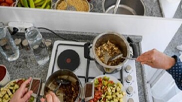 Sağlıklı sofralar, güçlü bayanlar: Mahalle Mutfağı açıldı