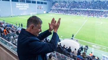Türk futbolunun efsanesinden Lider Tugay’a Karşıyaka Stadı teşekkürü