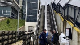 Yürüyen merdivenler saat üzere işliyor