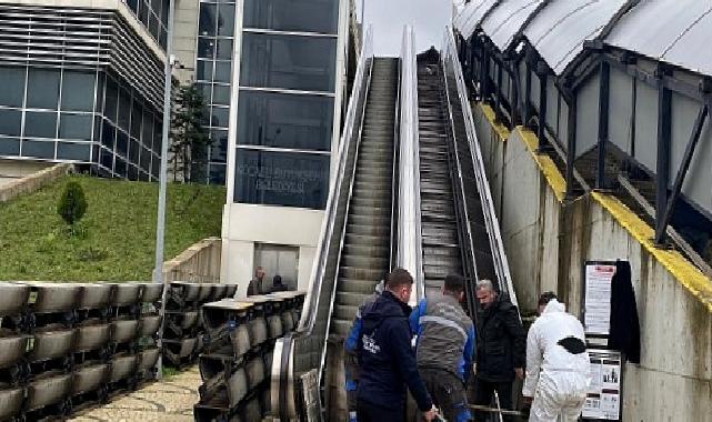 Yürüyen merdivenler saat üzere işliyor