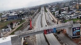 Başiskele Kavşağı’nda dev kirişler 9 saatte yerleştirildi