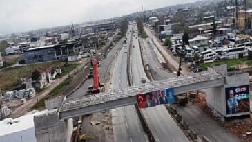 Başiskele Kavşağı’nda dev kirişler 9 saatte yerleştirildi