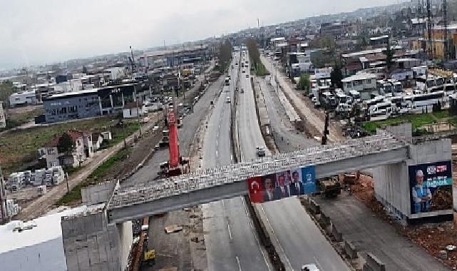 Başiskele Kavşağı’nda dev kirişler 9 saatte yerleştirildi