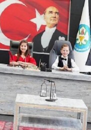 Başkanlık Koltuğu Bugün Çocukların