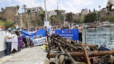 Büyükşehir’den Yat Limanı’nda deniz taban paklığı