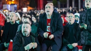 Canik’te Tribün Ruhu Meydana Taşındı: Dev Ekranla Ulusal Maç Coşkusu Yaşandı