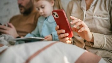 Denetimsiz Ekran Kullanımı Psikolojimizi Nasıl Etkiliyor?