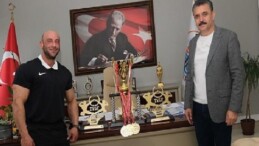 Dikili Belediyesi’nin Gururu Yılmaz Acar Şampiyonluğa Doymuyor