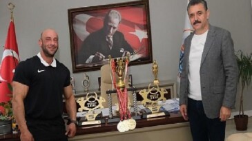 Dikili Belediyesi’nin Gururu Yılmaz Acar Şampiyonluğa Doymuyor